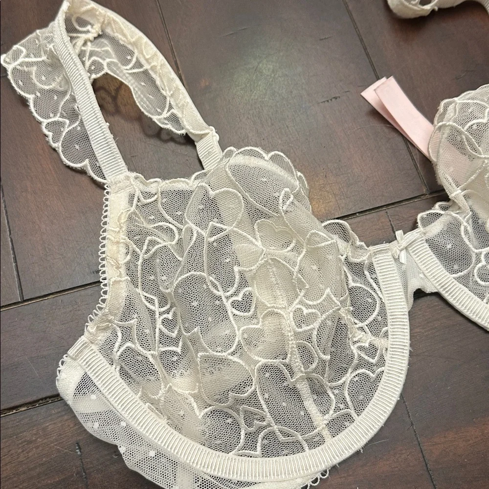 NWT Victoria's Secret Ivory Hesrts Lace Bra